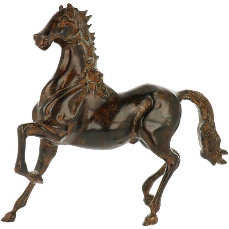 Een brons van een paard in statige houding. 2e helft 20e eeuw. 
