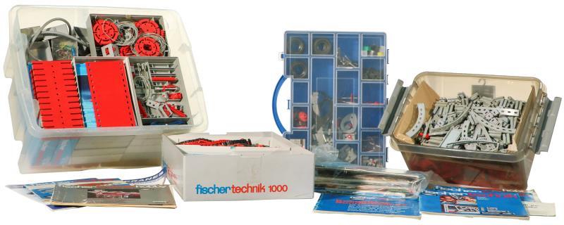 Een paar dozen met Fischertechnik speelgoed.