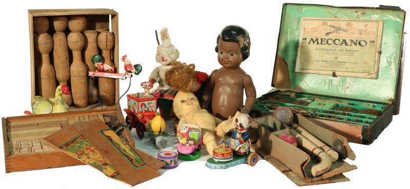 Een lot met divers speelgoed, waaronder een kegelspel, poppen en tintoys. 