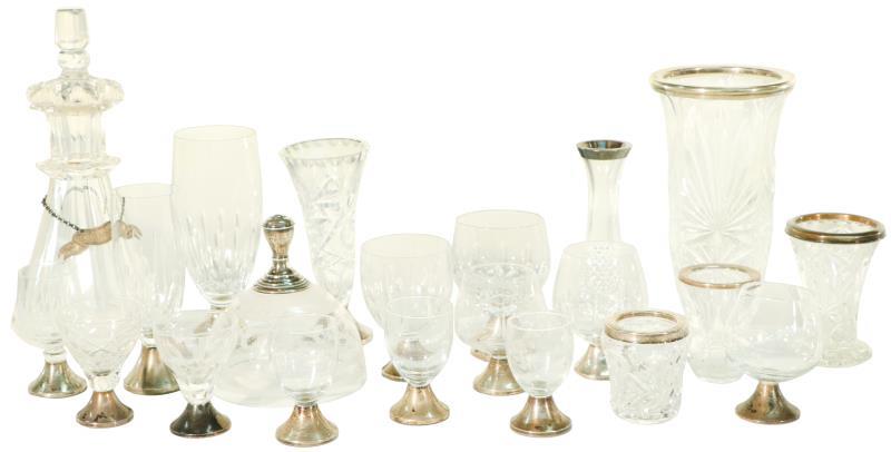 Een lot kristal deels met zilveren beslag. 