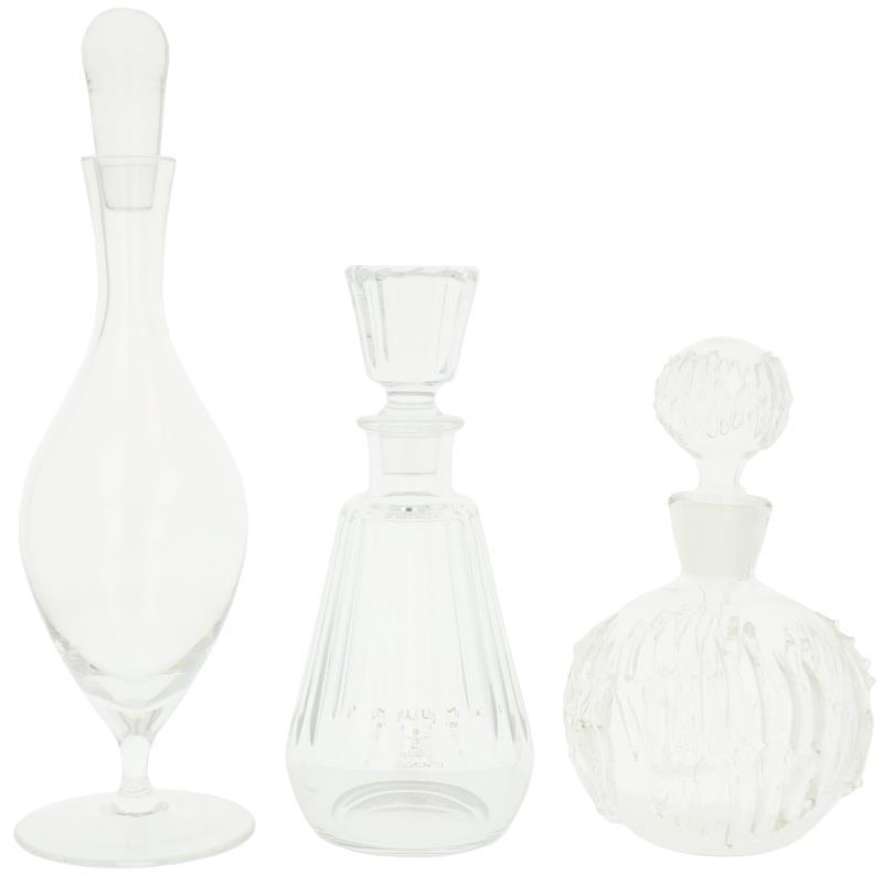 Een lot van drie glazen karaffen waaronder Baccarat. 20e eeuw 