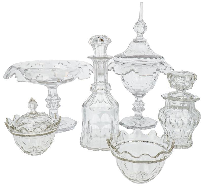 Een kavel kristal met Russisch slijpsel waaronder een tazza, een gembercoupe en een karaf.