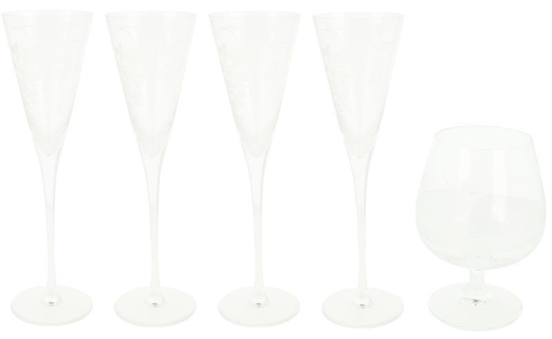 Een set geslepen. glazen bestaande uit vier champange glazen en een cognac glas. Frankrijk, eind 20e eeuw.
