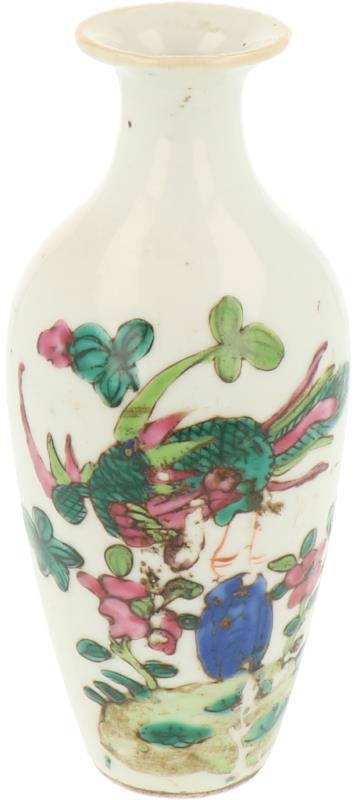 Een porseleinen vaasje met floraal decor. China, 2e helft 19e eeuw.