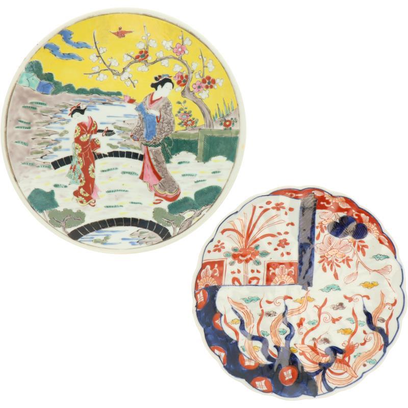 Een lot van twee porseleinen borden. Japan, 20e eeuw.