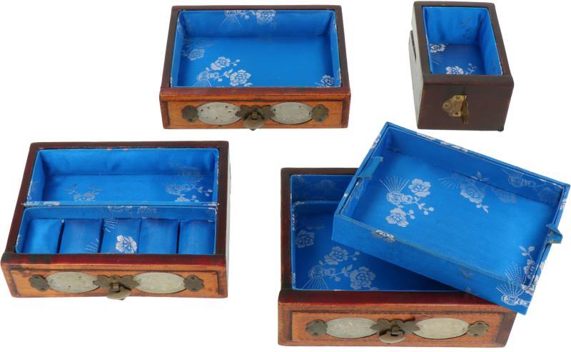 Een houten miniatuurkastje met nefriet en koper beslag. China, eind 20e eeuw.