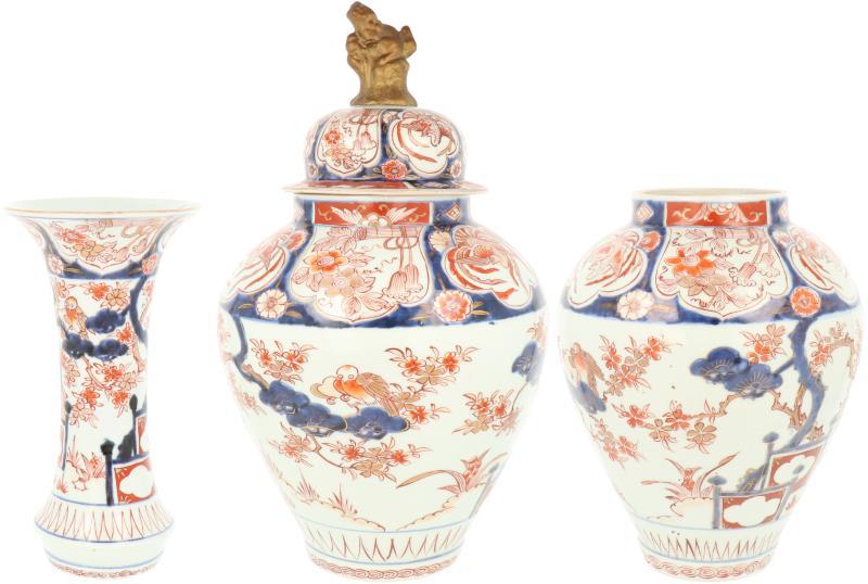 Een onvolledig porseleinen kaststel met Imari decor. China, circa 1800.