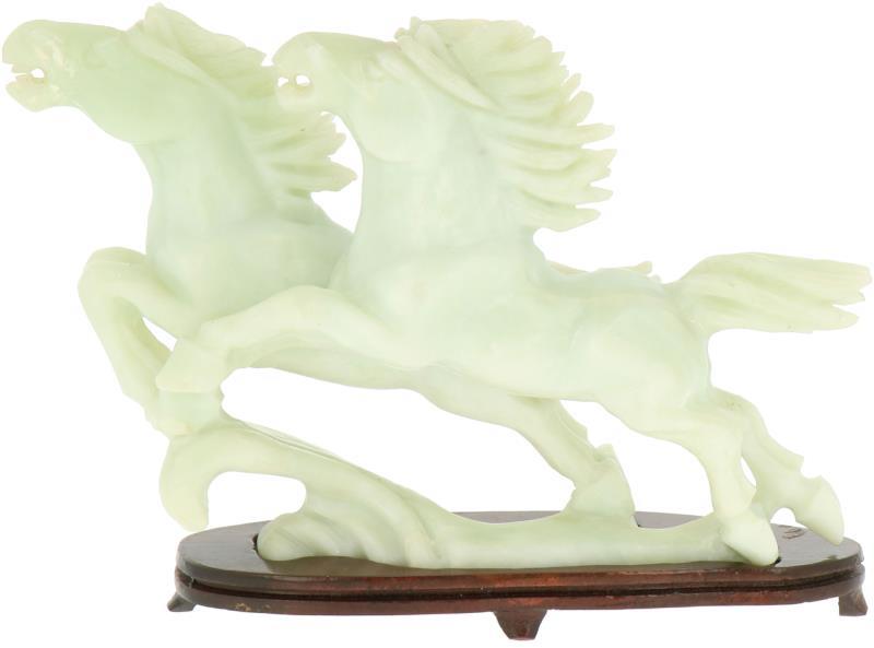 Een spekstenen sculptuur voorstellende twee rennende paarden. China, eind 20e eeuw. 