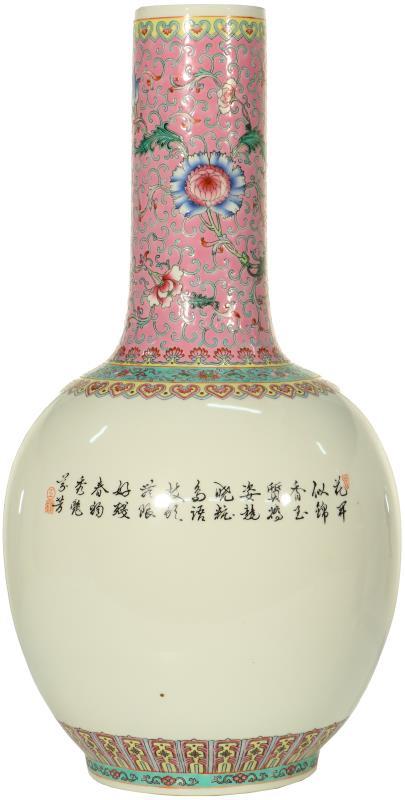 Een porseleinen flesvormige vaas met floraal decor. China, 2e helft 20e eeuw.
