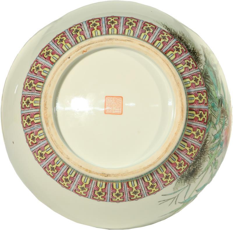Een porseleinen flesvormige vaas met floraal decor. China, 2e helft 20e eeuw.
