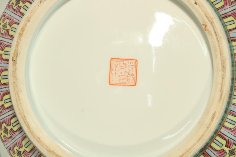 Een porseleinen flesvormige vaas met floraal decor. China, 2e helft 20e eeuw.