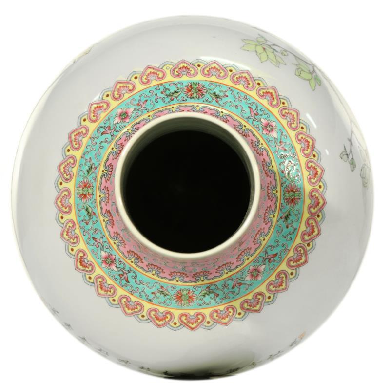 Een porseleinen flesvormige vaas met floraal decor. China, 2e helft 20e eeuw.