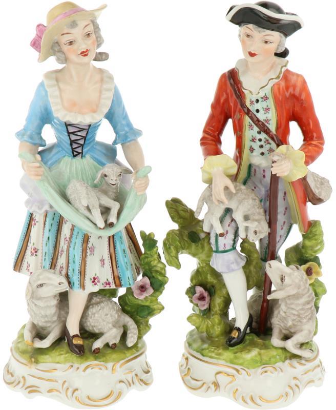 Een stel porseleinen figuren van een dame en heer met geitjes. Volkstedt-Rudolstadt, Duitsland. Midden 20e eeuw.