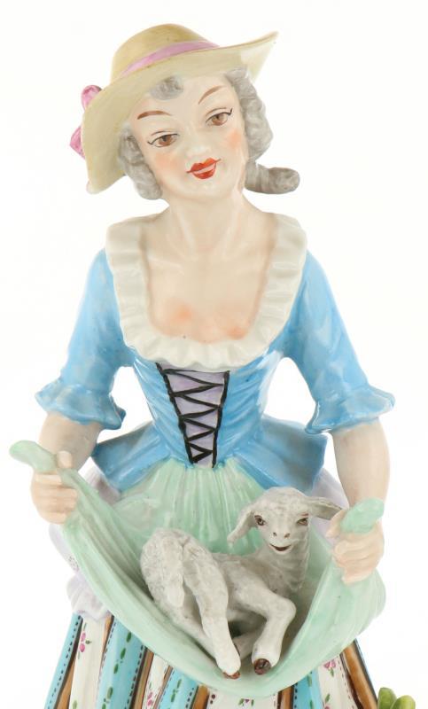 Een stel porseleinen figuren van een dame en heer met geitjes. Volkstedt-Rudolstadt, Duitsland. Midden 20e eeuw.