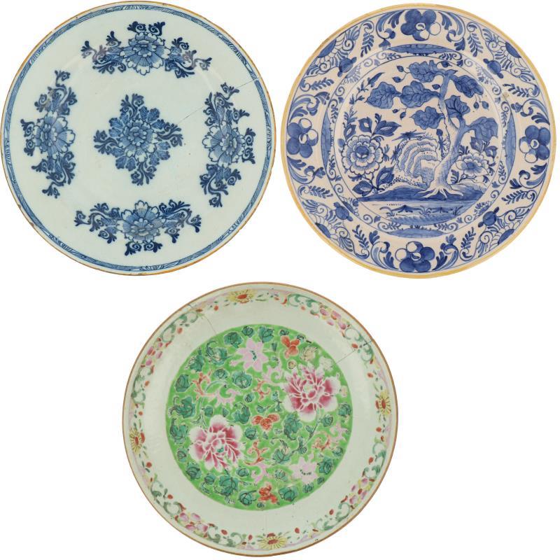 Een lot van (3) schotels waarvan een met Famille Rose decor en een schotel van de Porceleyne Byl. 18e en 19e eeuw.