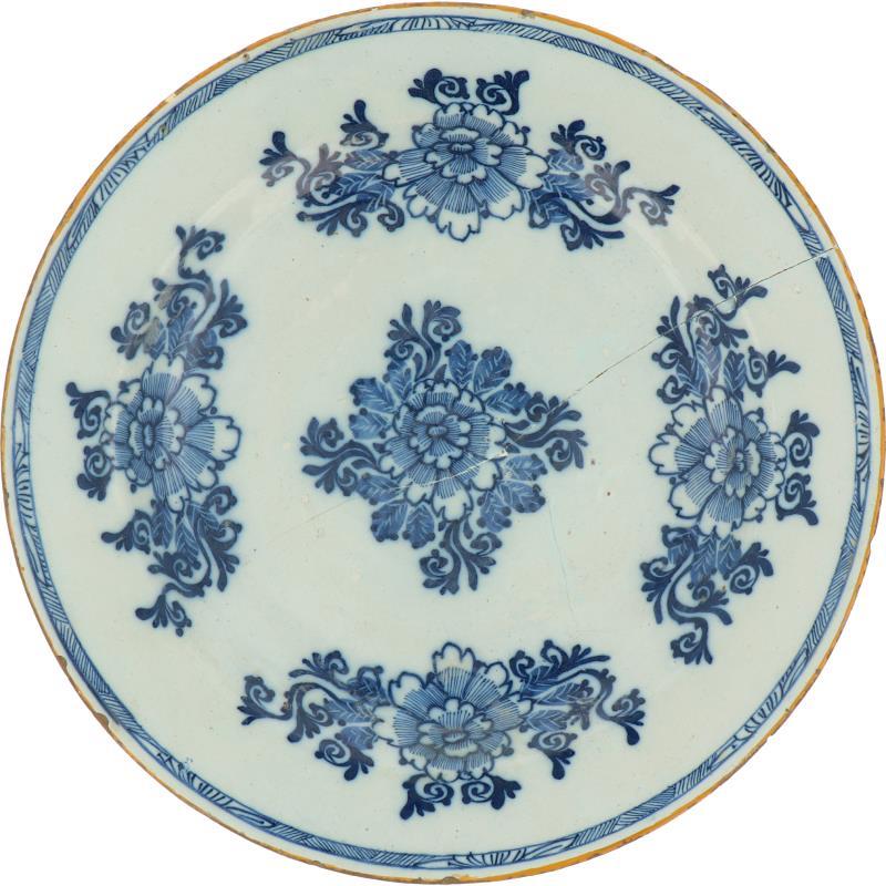 Een lot van (3) schotels waarvan een met Famille Rose decor en een schotel van de Porceleyne Byl. 18e en 19e eeuw.