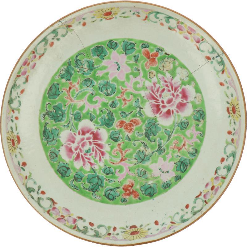 Een lot van (3) schotels waarvan een met Famille Rose decor en een schotel van de Porceleyne Byl. 18e en 19e eeuw.