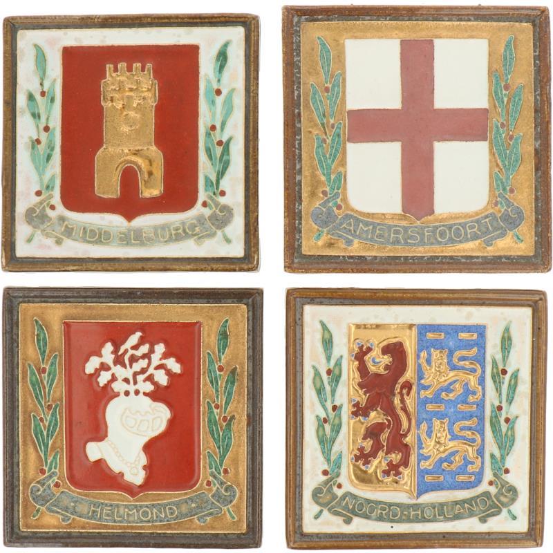 Een lot van (4) aardewerk cloisonné tegels.