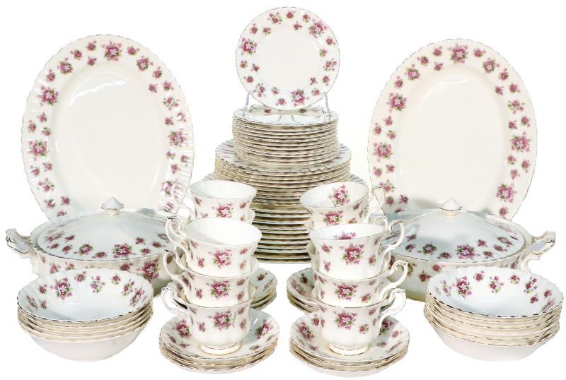 Een uitgebreid porseleinen servies met Sweet Violets decor. Royal Albert.