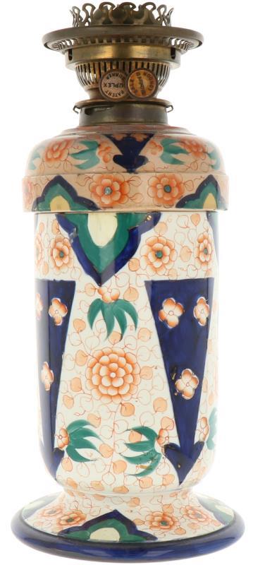 Een  aardewerk olielamp met floraal decor. Eind 19e eeuw.