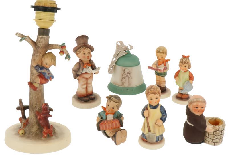 Een lot van (8) Hummels waaronder een lamp. Goebel, 2e helft 20e eeuw.