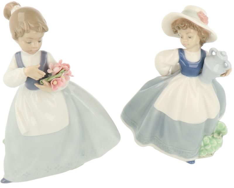 Een lot van (2) porseleinen figuren. Nao, Spanje eind 20e eeuw. 
