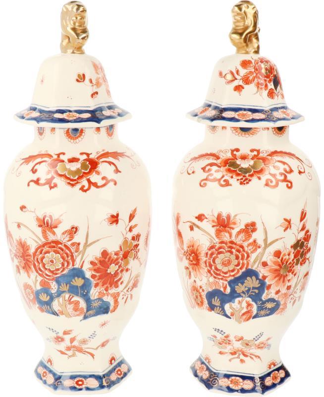 Een stel Delftse aardewerk dekselvazen met Imari decor. De Porceleyne Fles, 2e helft 20e eeuw.