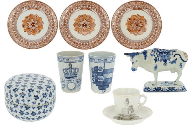 Een lot divers aardewerk waaronder een koe van De Porcelyne Fles. 20e eeuw. 