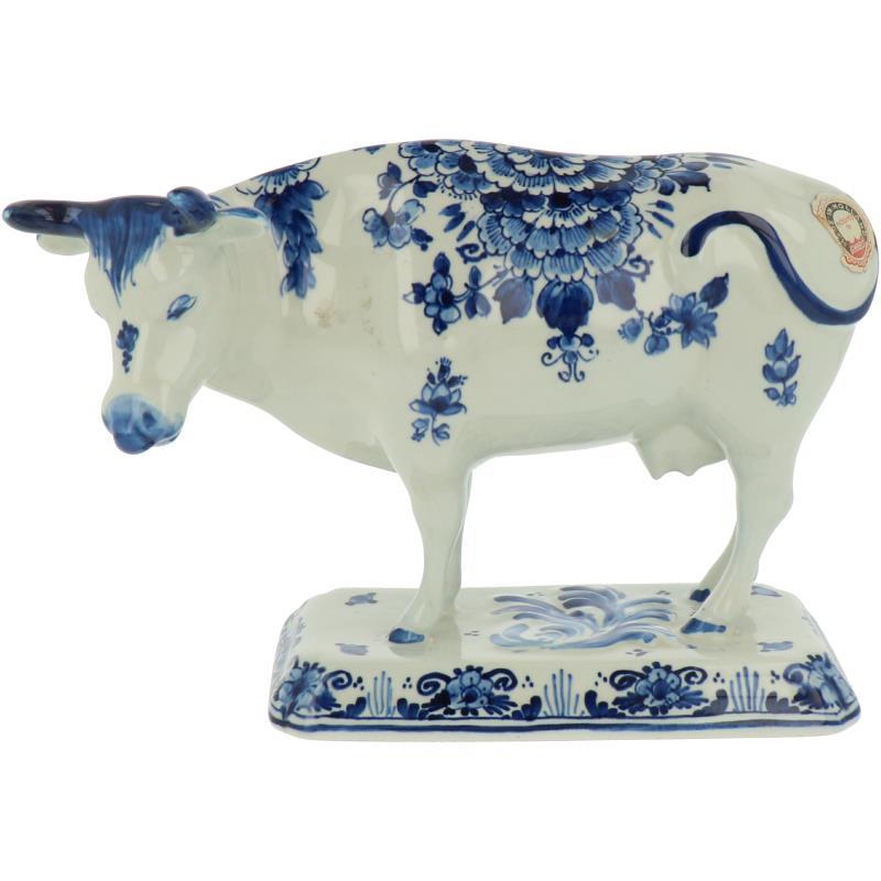 Een lot divers aardewerk waaronder een koe van De Porcelyne Fles. 20e eeuw. 