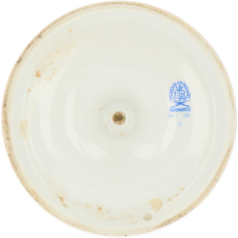 Een porseleinen kandelaar met Blue Barden decor. Herend, Hongarije einde 20e eeuw. 