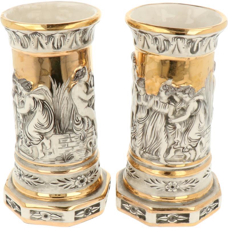 Een set van twee aardewerk vazen met klassiek decor. Capodimonte, midden 20e eeuw.