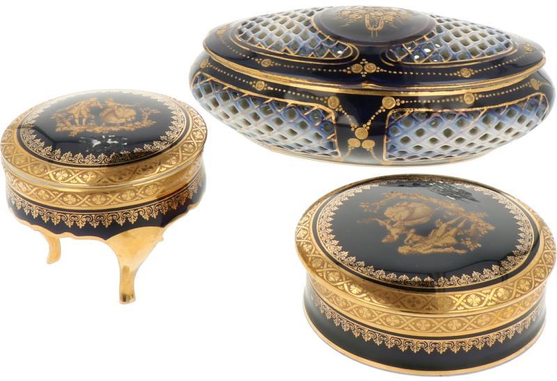 Een lot van (3) porseleinen dekseldozen. Limoges, midden 20e eeuw.