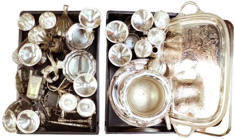 Een kavel verzilverde objecten waaronder dienbladen, tafelstukken drinkbekers.