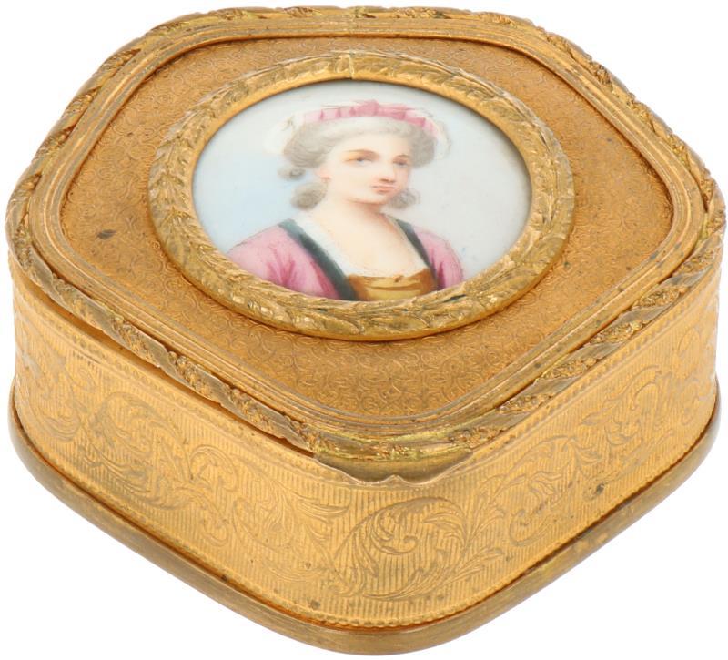 Een verguld sieradendoosje met Limoges portretje. Frankrijk, circa 1900.