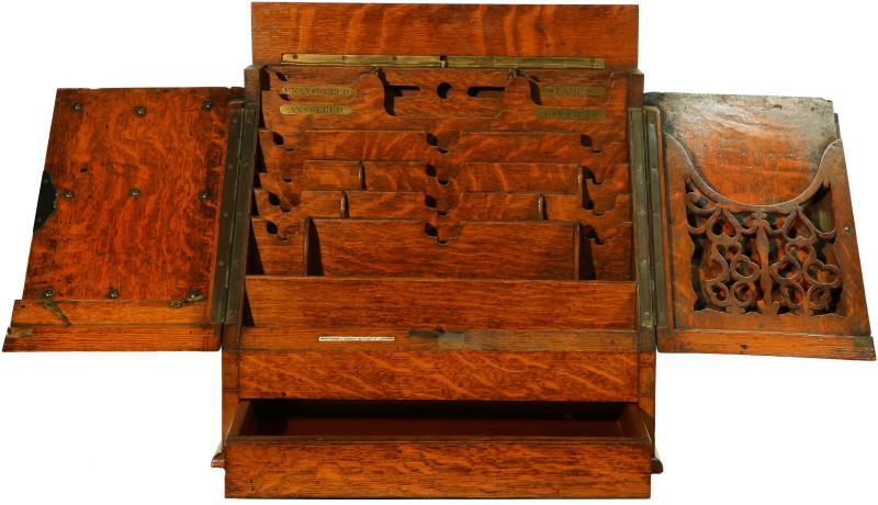 Een eiken zgn. "Stationery Cabinet", Partridge & Cooper, 192 Fleet Street London. Met geheime lade. Ca. 1870/80.