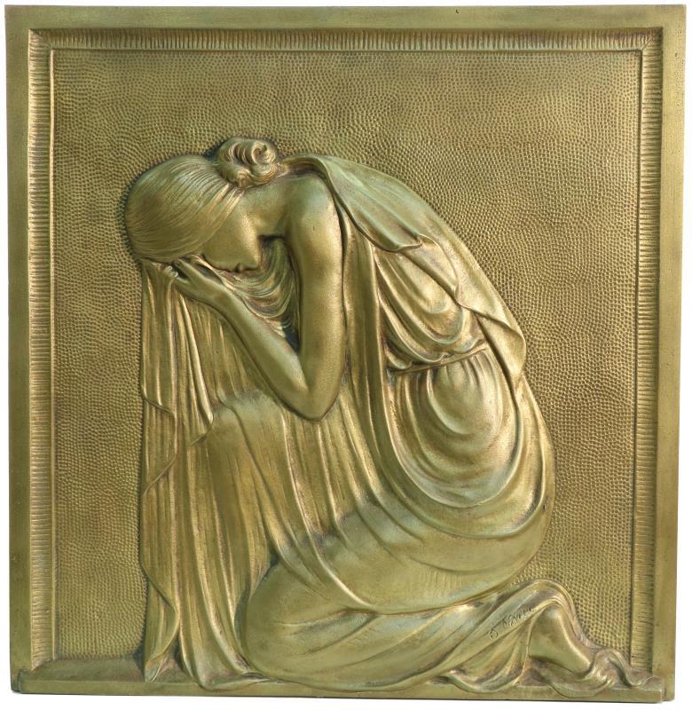 Een Art Nouveau herdenkingsplaquette met voorstelling van treurende. Onduidelijk gesigneerd, 19e eeuw. 