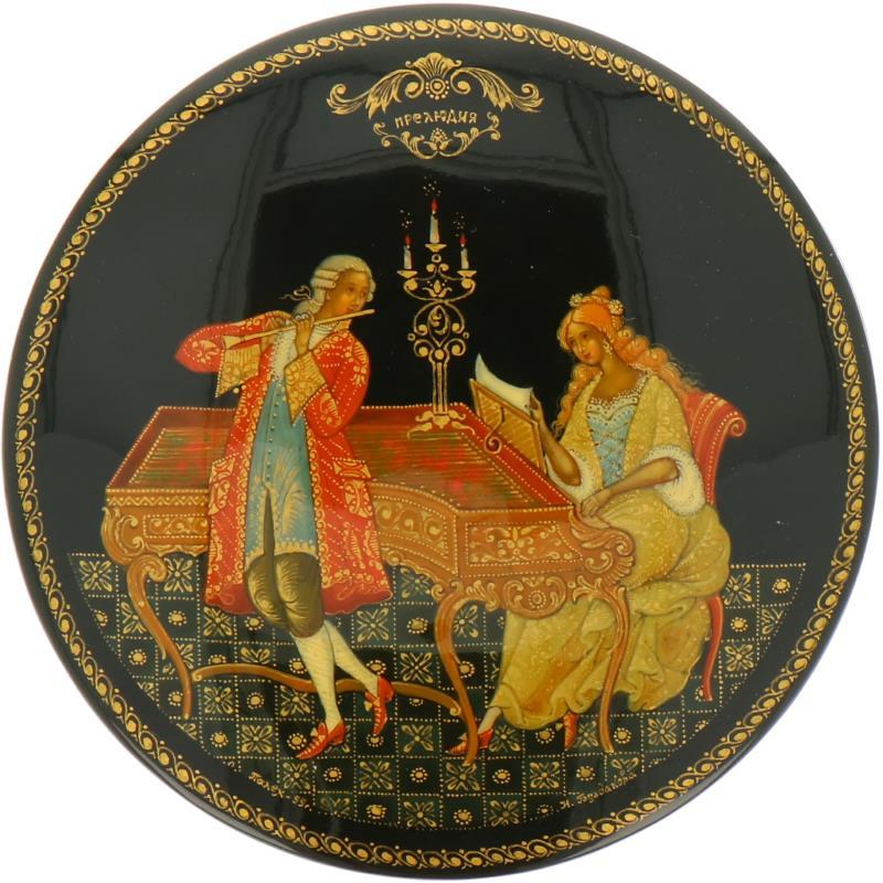 Een ronde Russische lakdoos met voorstelling van musicerend paar.  