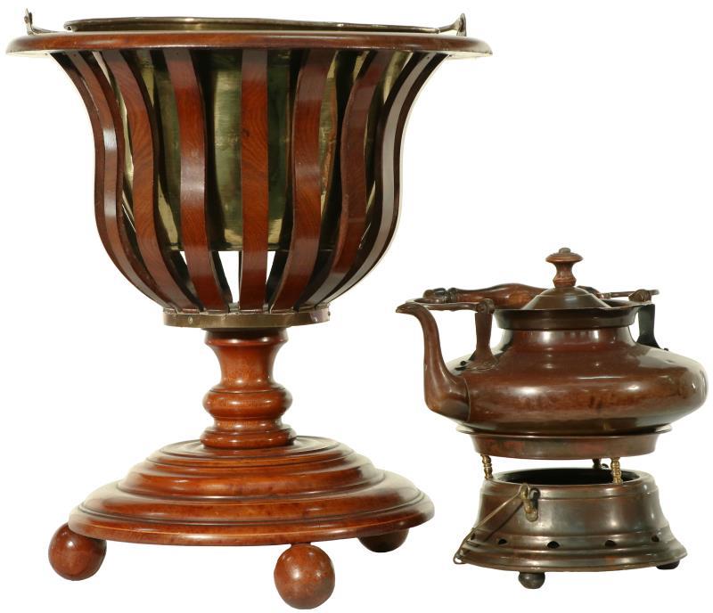 Een houten theestoof met koperen ketel. 19e eeuw.