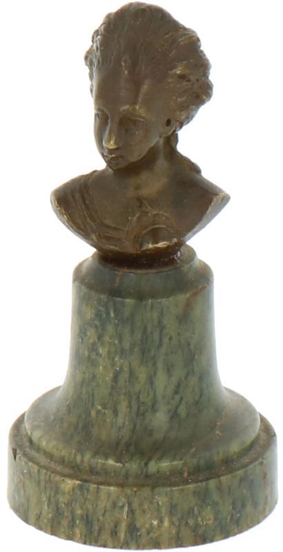 Een bronzen miniatuur buste in de vorm van een vrouw. Circa 1900.