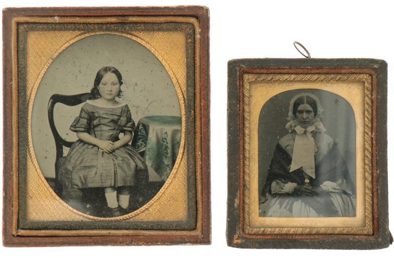 Een lot van (2) fotolijstjes met Daguerreotype van een dame en kind. Circa 1910.