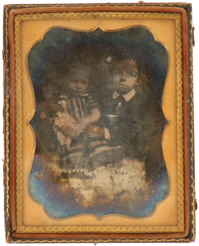 Een fotolijstje met Daguerreotype van twee kinderen. Circa 1910.