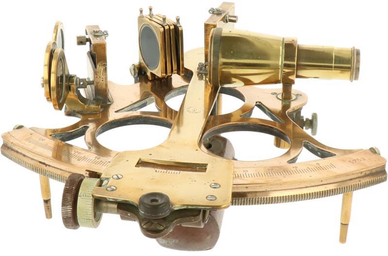 Een koperen sextant 'N.V. Observator Rotterdam'. Serienummer 5753. Wallhanger. Midden 20e eeuw.  