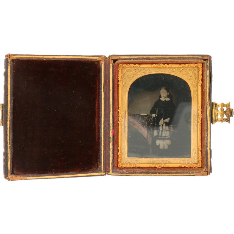 Antiek fotolijstje met Daguerreotype van een meisje.