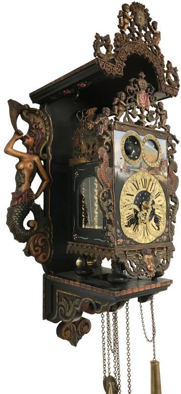Een Christiaan van der Klaauw stoelklok met carillon en 3D moonphase. Joure, 2e helft 20e eeuw.