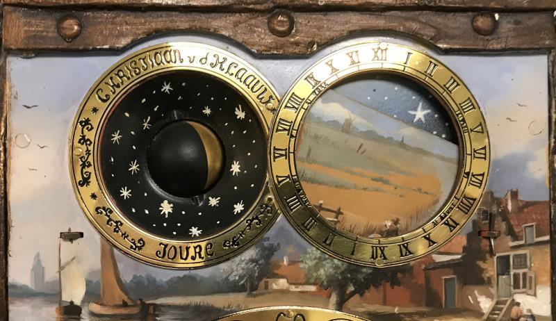 Een Christiaan van der Klaauw stoelklok met carillon en 3D moonphase. Joure, 2e helft 20e eeuw.