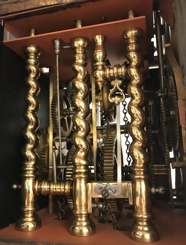 Een Christiaan van der Klaauw stoelklok met carillon en 3D moonphase. Joure, 2e helft 20e eeuw.