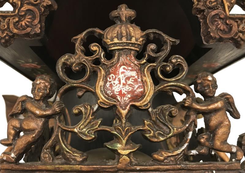 Een Christiaan van der Klaauw stoelklok met carillon en 3D moonphase. Joure, 2e helft 20e eeuw.