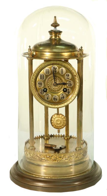 Een pendule met stolp. Circa 1930.