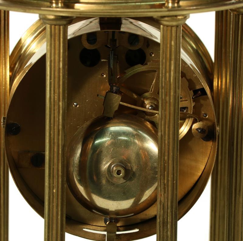 Een pendule met stolp. Circa 1930.