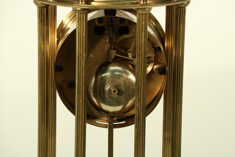 Een pendule met stolp. Circa 1930.